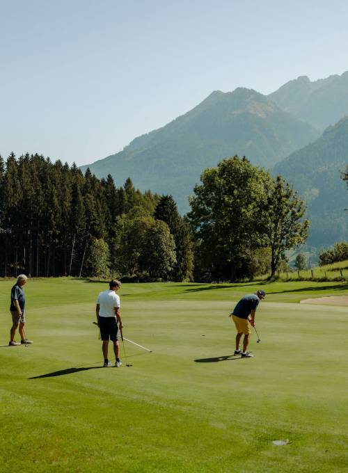 Ein Mann spielt Golf in seinem Golfurlaub im Salzburger Land. 