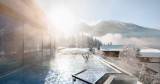 Ein Mann genießt den winterlichen Ausblick im Wellnesshotel Alpina.