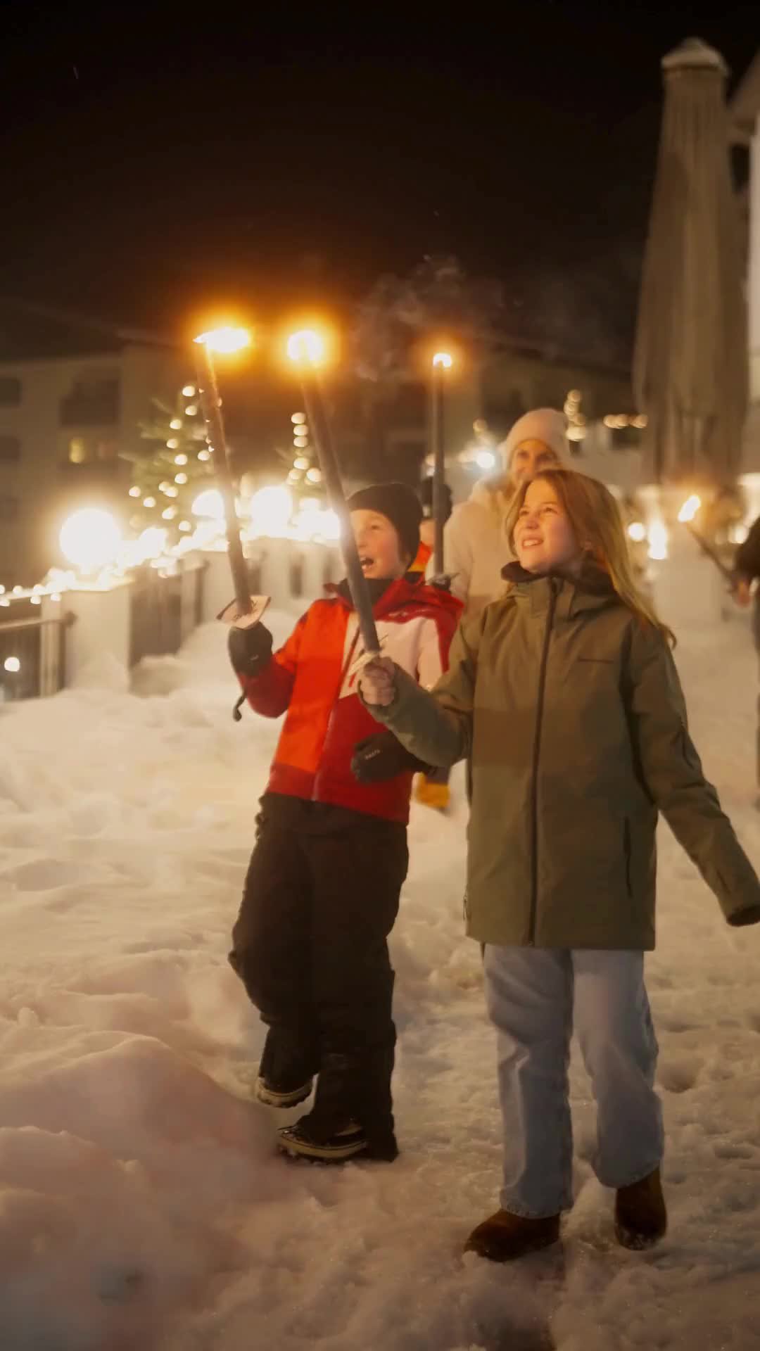 Die Kinderbetreuung im Alpina ist auf einer Fackelwanderung im Schnee. 