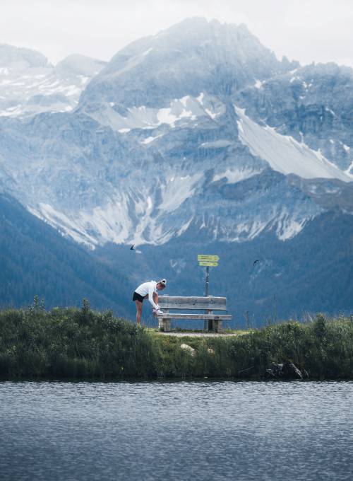 Herbstliche Wanderung zu einem Bergsee während des Urlaubs im Alpina Alpendorf 